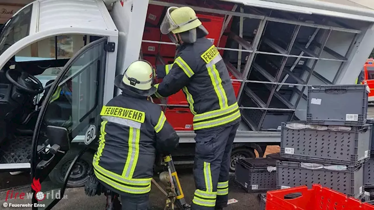 D: Lieferdienst-Fahrzeug kollidiert in Ense mit Verkaufs-Anhänger