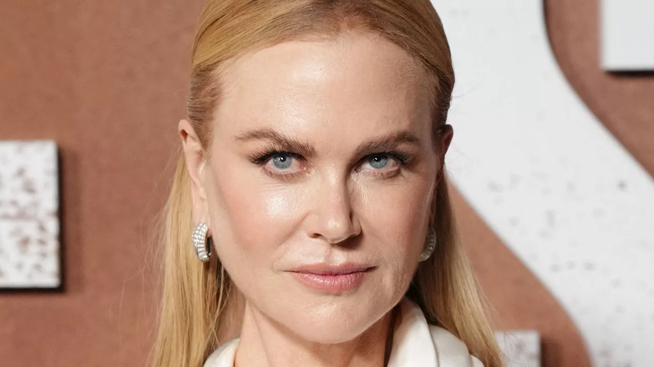 Nicole Kidman (57 ans) ose la robe en dentelle immaculée et transparente qui dévoile sa silhouette