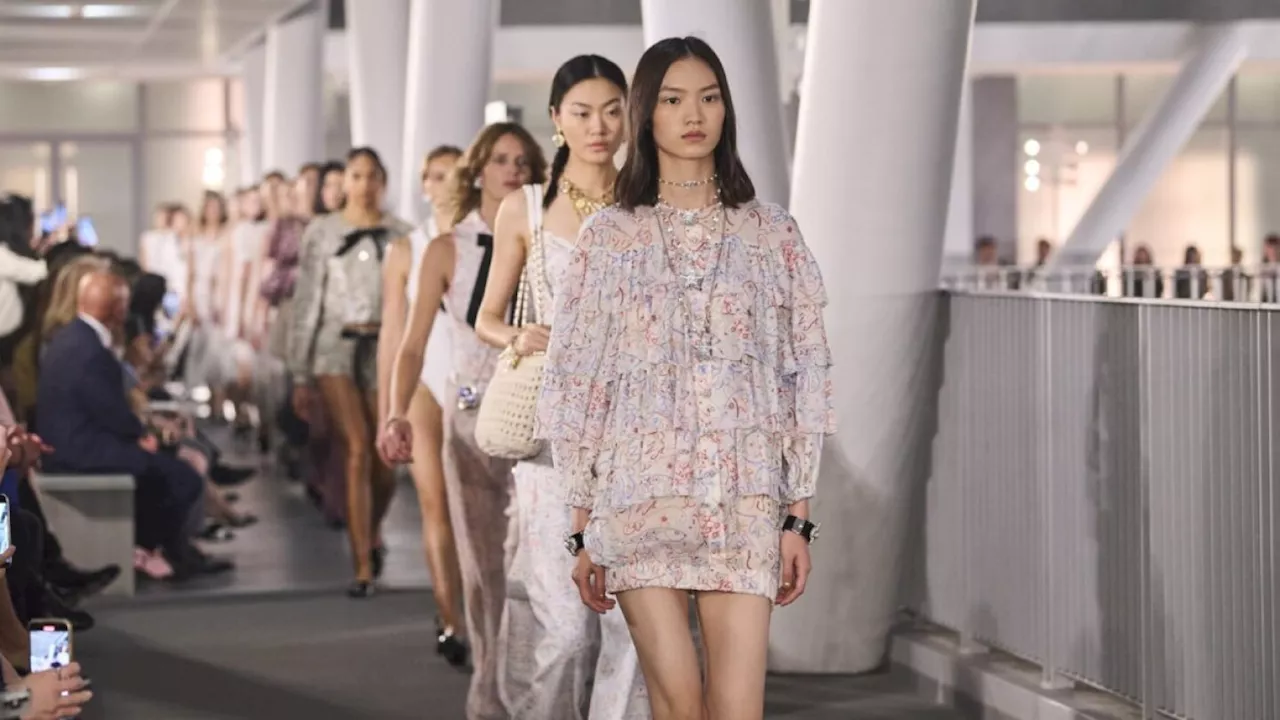 La colección Crucero 2024/25 de Chanel hizo escala en Hong Kong