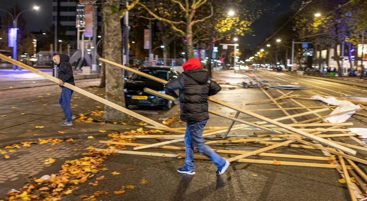 Amsterdam, nuovi scontri tra gruppi di giovani e polizia. «Insulti antisemiti e un tram dato alle fiamme»