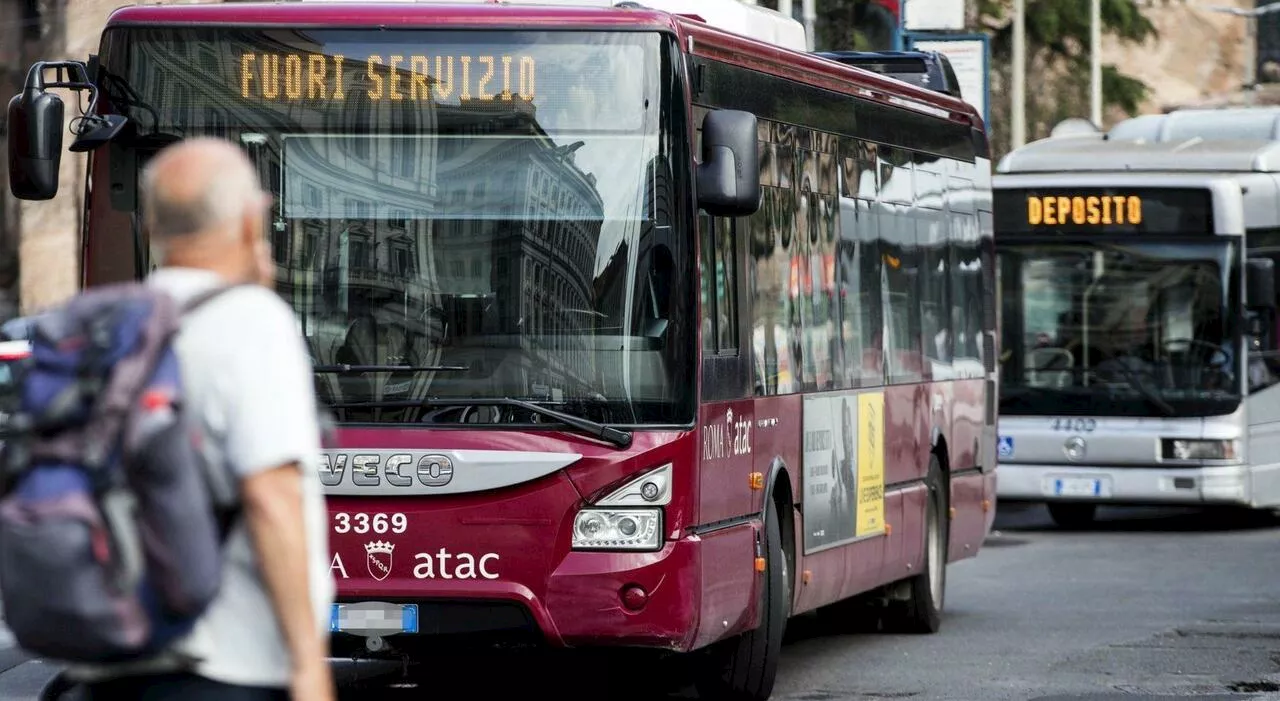 Chiedono i biglietti, due controllori donne aggredite sul bus Atac a Roma