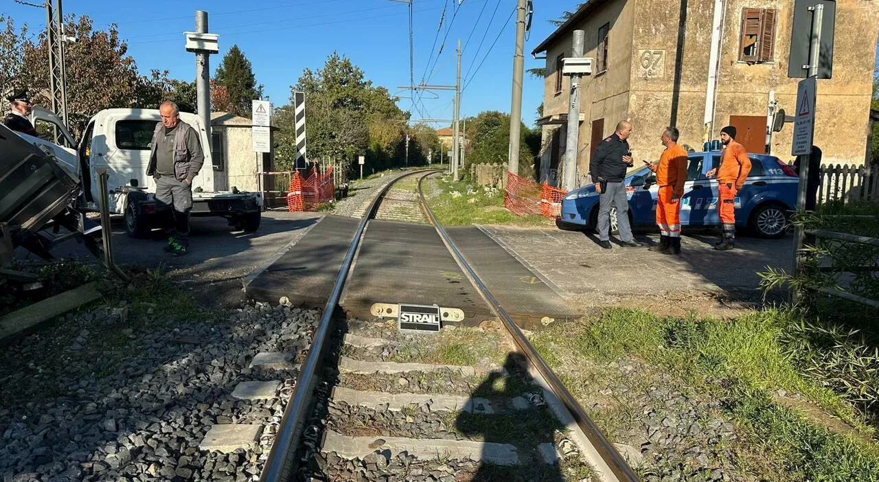 Pendolari, incubo passaggi a livello: treno contro camion a Capranica e ritardi per un guasto a Grotte