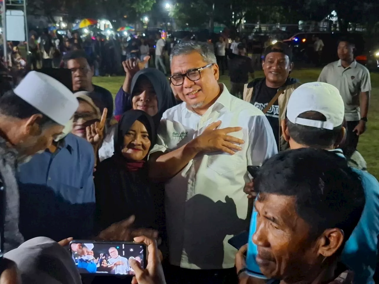 Program Seragam Sekolah Gratis Ahmad Ali-Abdul Karim Disambut Gembira Ibu-Ibu