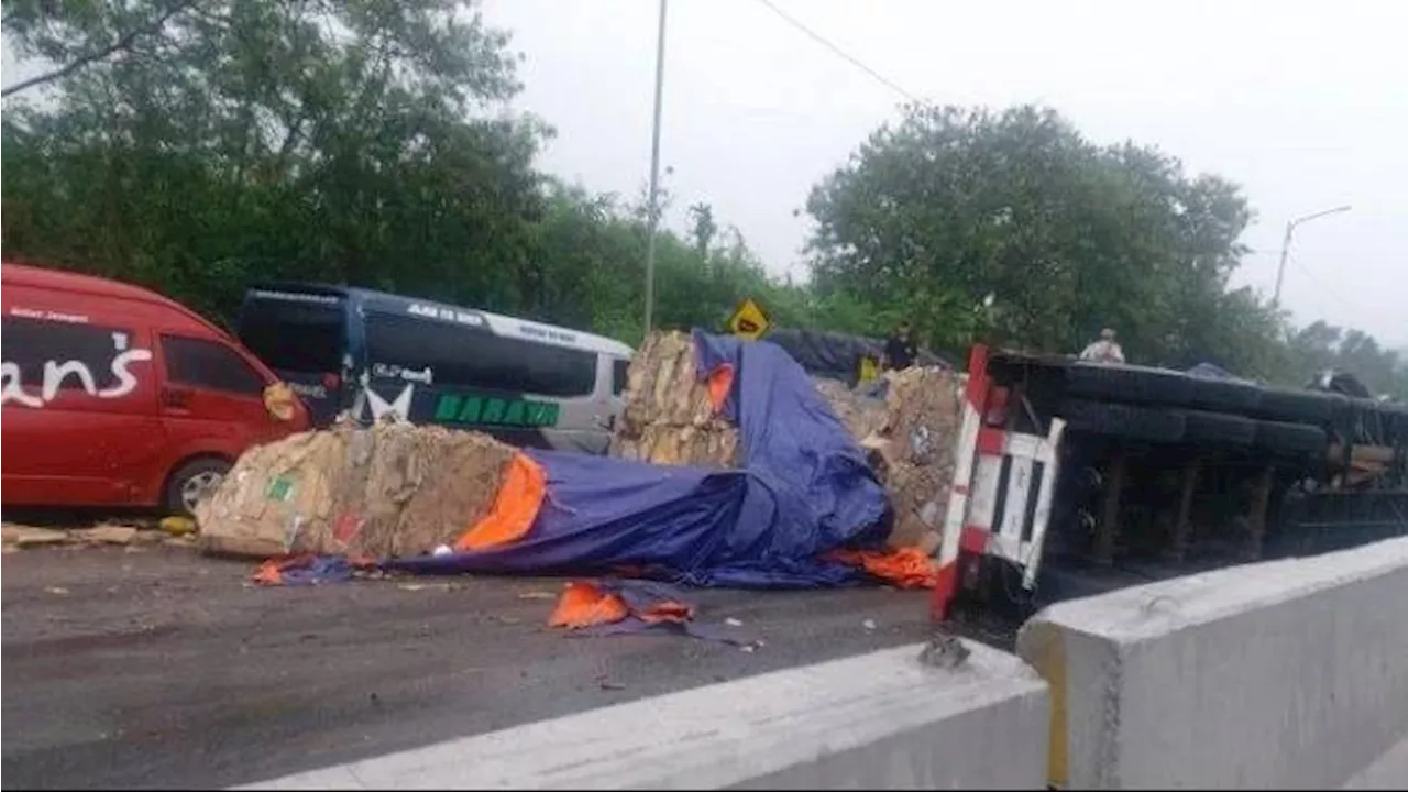 Polisi Lakukan Olah TKP Kecelakaan Truk di Tol Cipularang, Arus Lalu Lintas Dialihkan