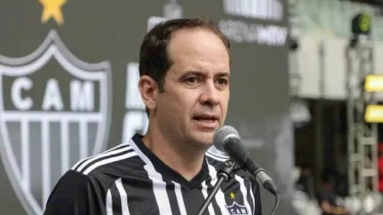 CEO do Galo lamenta hino do Atlético-MG durante premiação