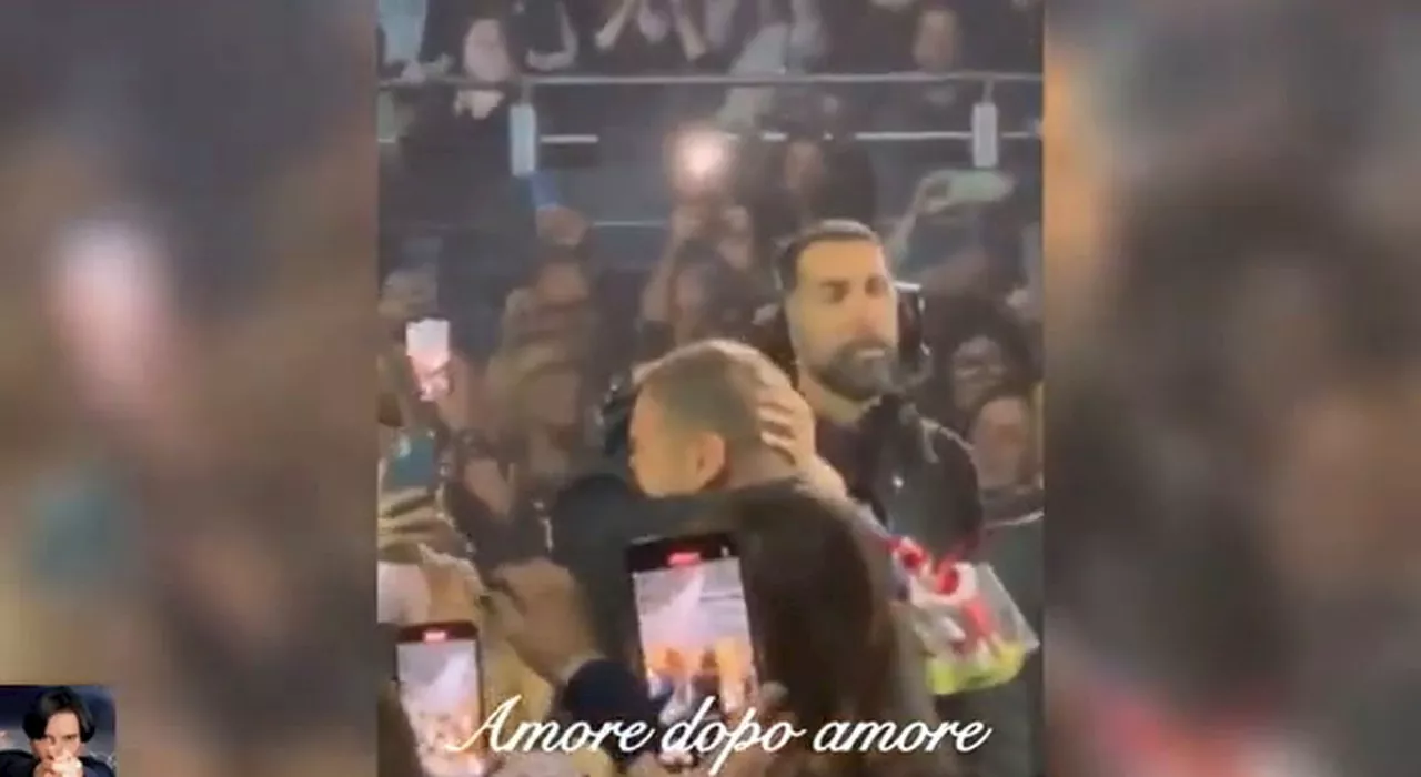 Renato Zero abbraccia Totti durante il concerto a Roma: l'emozionante momento sulle note di Amico