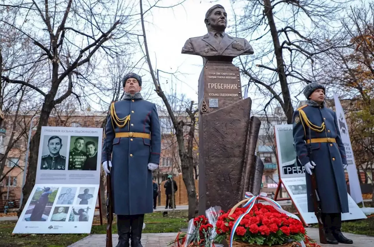 В Сквере пограничников в Луганске открыли бюст герою СССР Кузьме Гребеннику