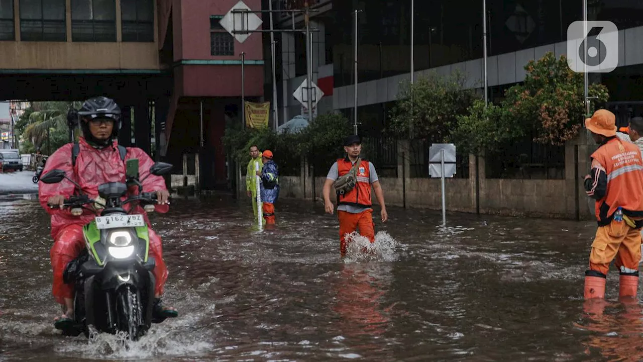 Jakarta Masuk Musim Hujan, BPBD DKI Siapkan Langkah Strategis Antisipasi Banjir