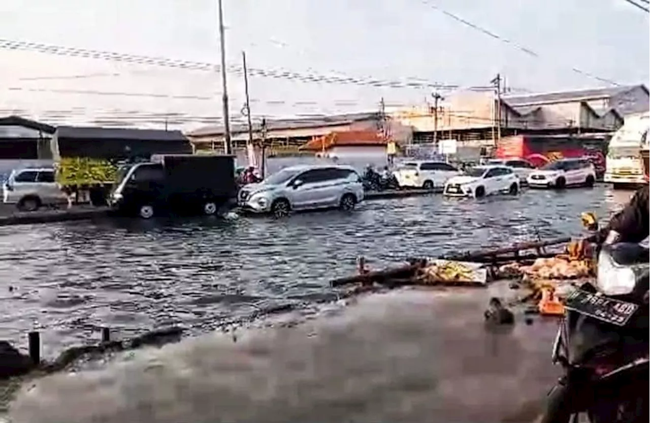 Banjir Rob Merendam Jalur Pantura Demak Akibatkan Kendaraan Tersendat Sepanjang 2 Km