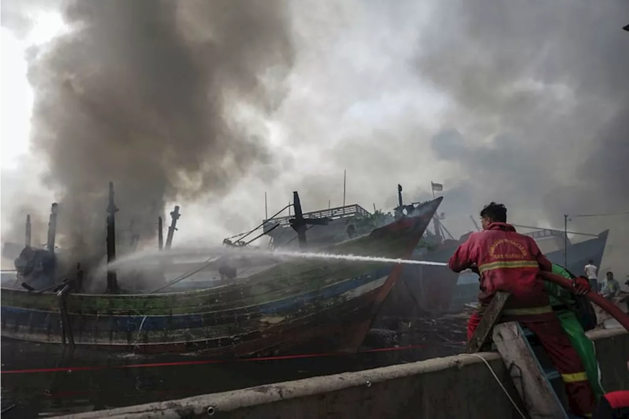 Kebakaran Kapal di Pelabuhan Panjang Wetan, Kota Pekalongan