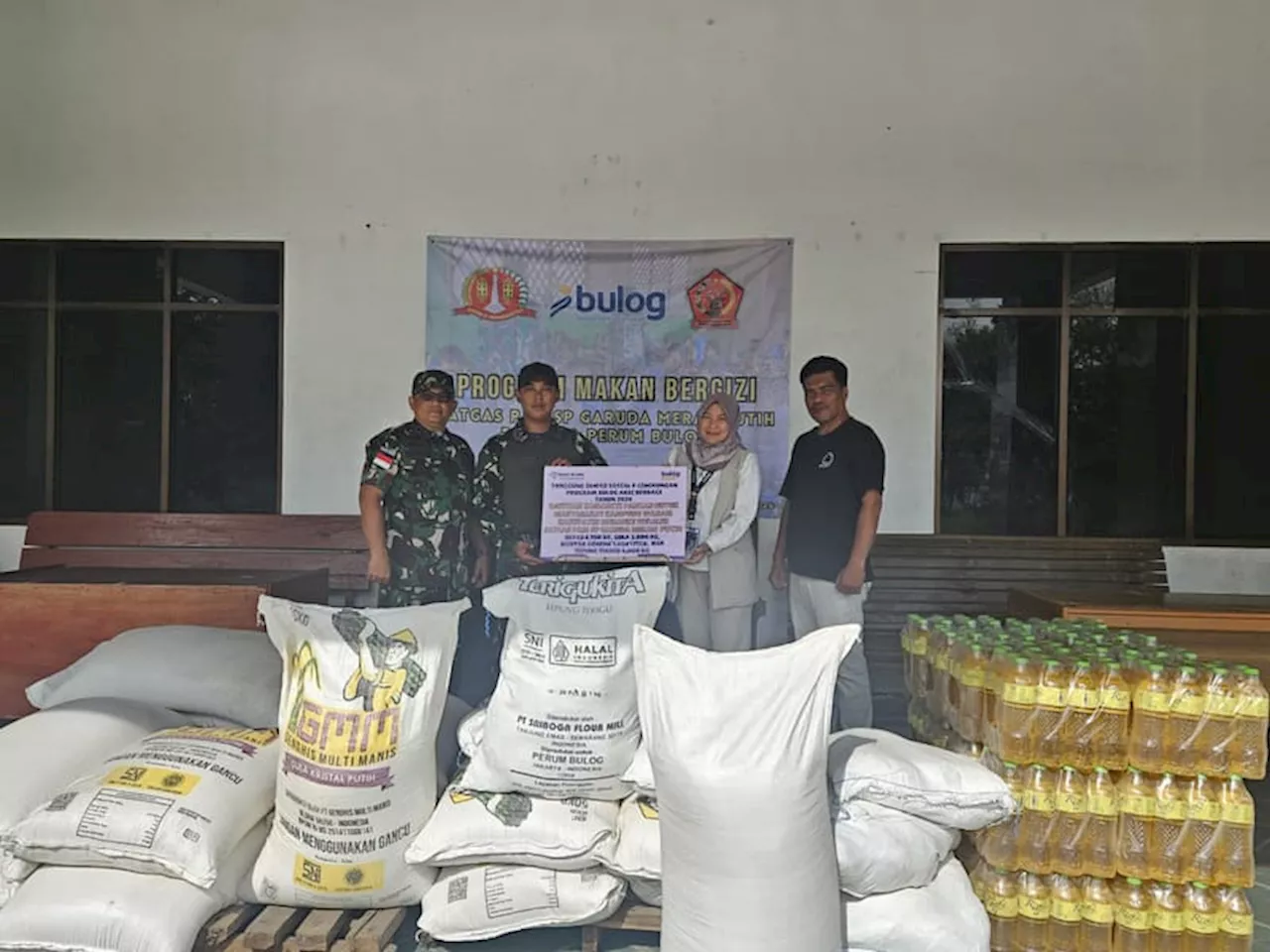 Perum BULOG dan Satgas PAM SP Garuda Merah Putih Beri Bantuan Program Makanan Bergizi di Merauke