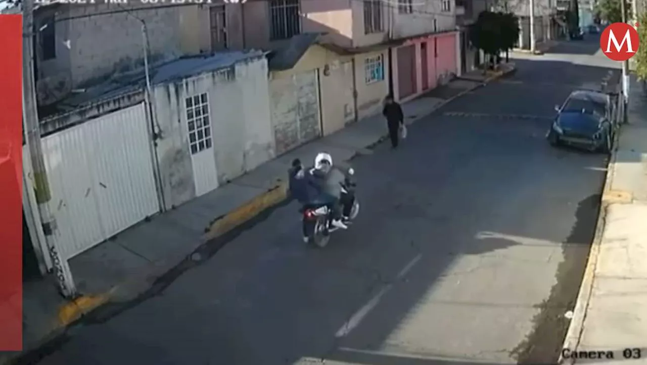 Captan en VIDEO asalto a joven en Ecatepec; vecinos alertan de robos frecuentes en la zona