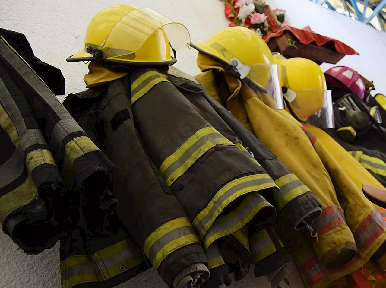 Reportan carencias en bomberos de Atotonilco; recibieron uniformes 'vencidos'