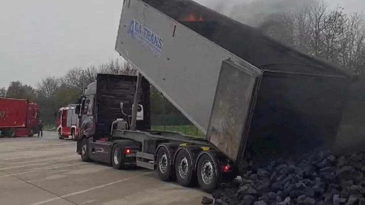 Grenzübergang: Kohle-Lkw begann während der Fahrt zu brennen