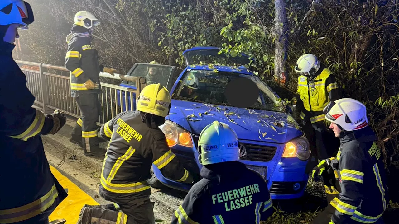 Verkehrsunfall in Lassee: Lenkerin aus Pkw gerettet