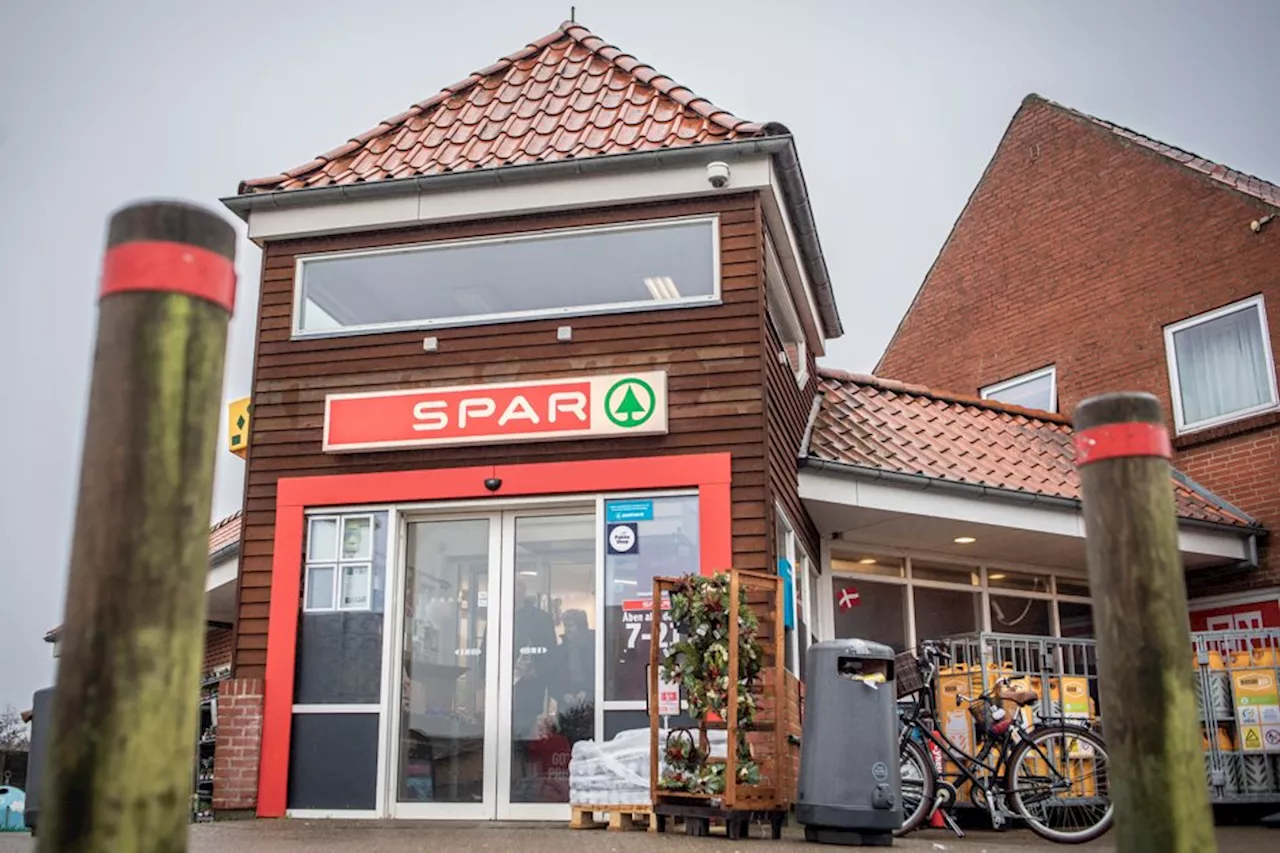 Startede som flaskedreng, da han var 16 år. Nu drejer berørt købmand nøglen om
