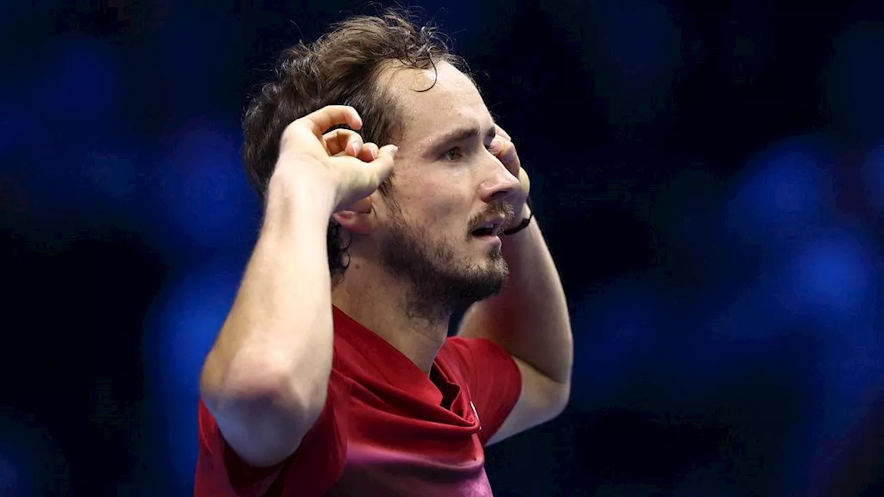 Medvedev imiteert zegegebaar Depay na winst, Sinner doet goede zaken bij ATP Finals