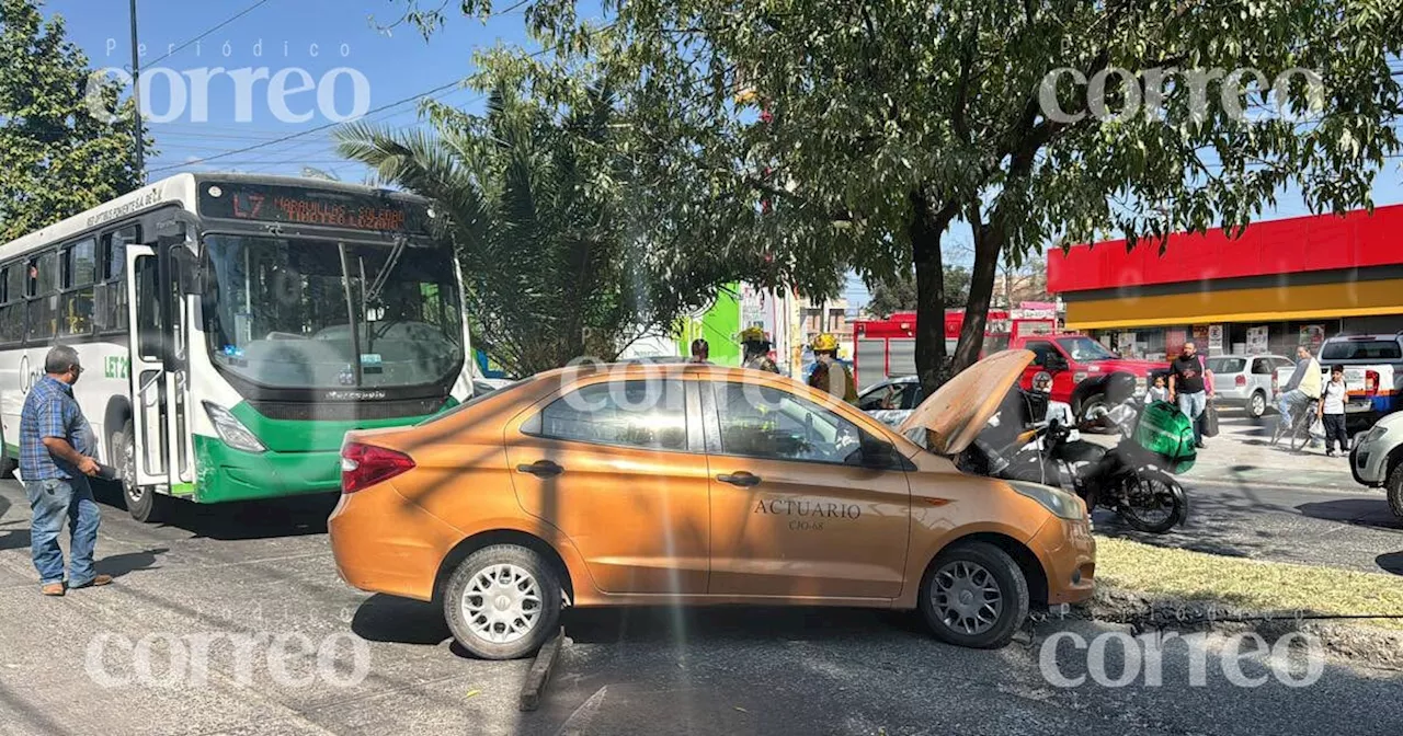 Oruga choca contra vehículo del Poder Judicial en León; accidente causa tráfico