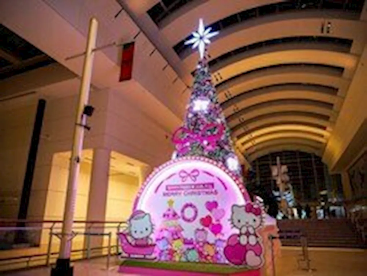 クイーンズスクエア横浜とハローキティがクリスマスイルミネーションでコラボ！ 「KAWAIIポイント」5つ（2024年11月12日）｜BIGLOBEニュース