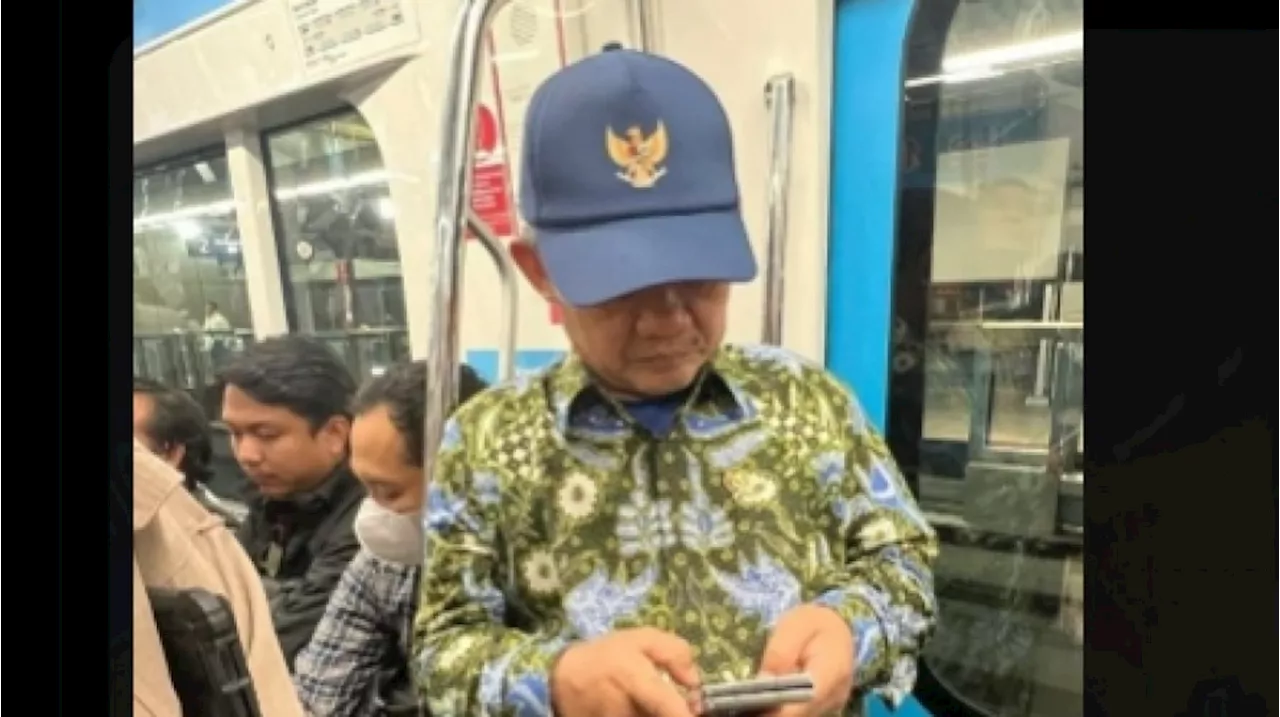 'Lapor Mas Wapres' Trending! Foto Menteri Abdul Mu'ti Berdiri di MRT Sambil Main HP Ikut Disorot