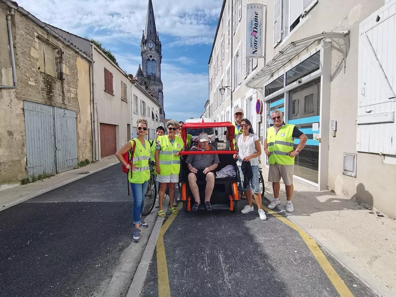 Le Château-d’Oléron : les aînés découvrent la joie des balades en triporteur