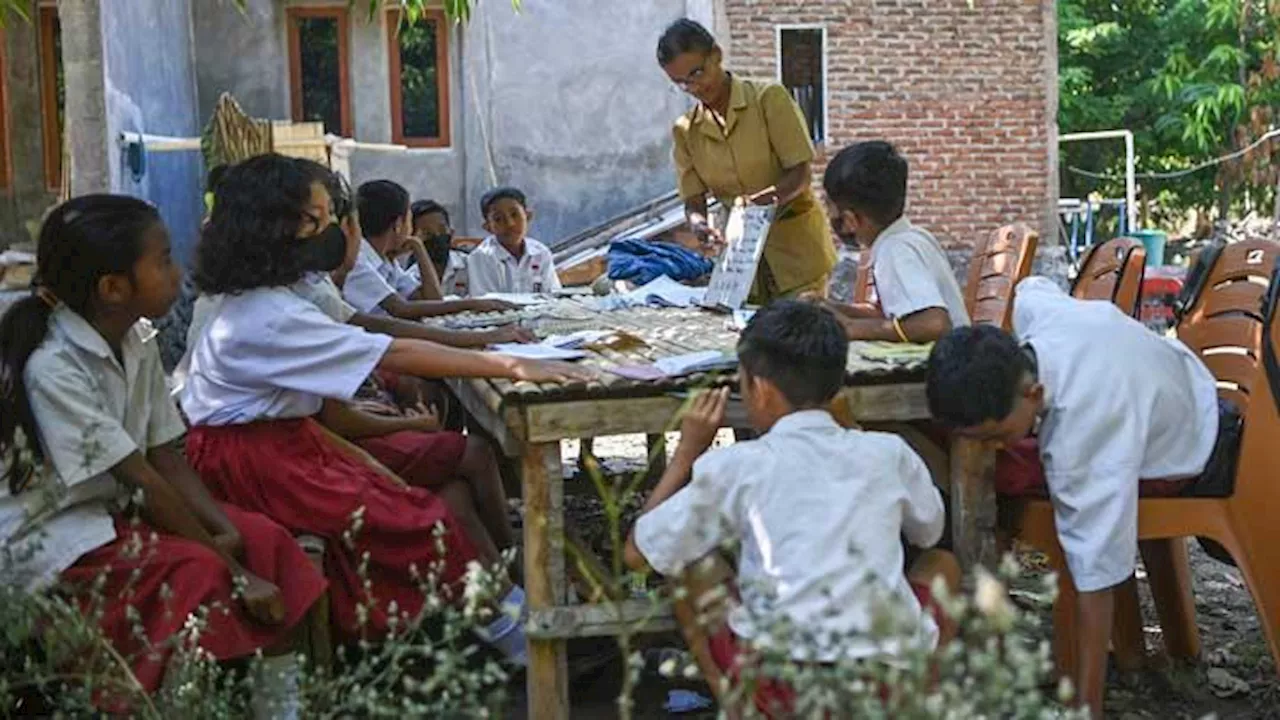 Semangat Anak-anak Tetap Bersekolah di Tengah Erupsi Gunung Lewotobi Laki-Laki