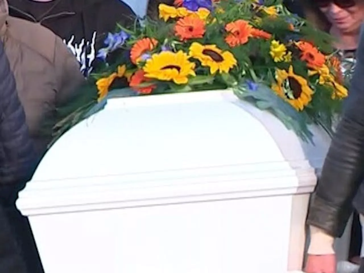 Kirken var fyldt, da der blev sagt et sidste farvel til Johnny Madsen | Korte videoer, der oplyser og underholder