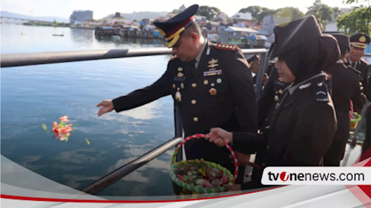 Polda Maluku Gelar Upacara Tabur Bunga di Laut Peringati Hari Pahlawan