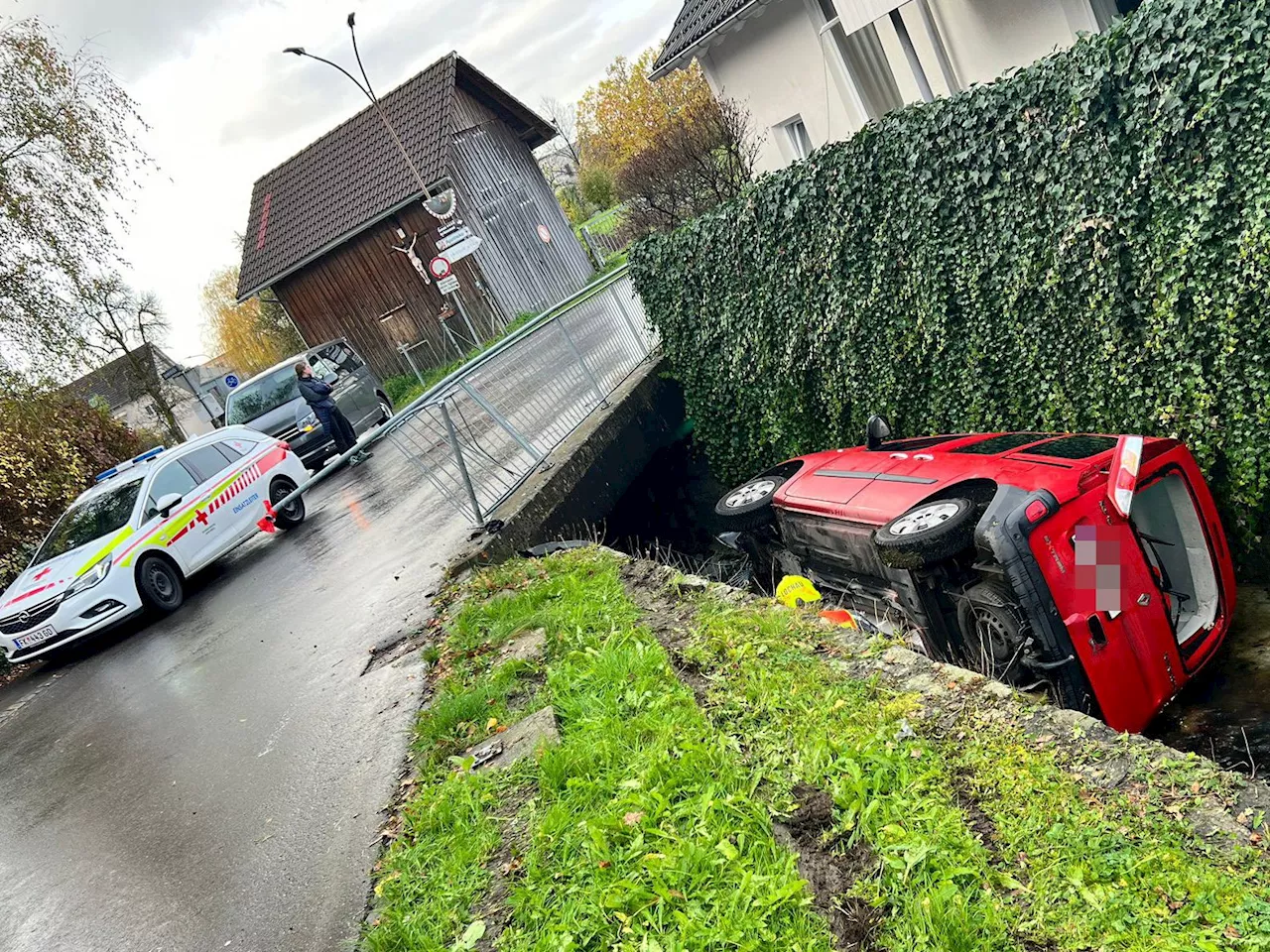 Lochau: Pkw durchschlägt Geländer und stürzt in Graben