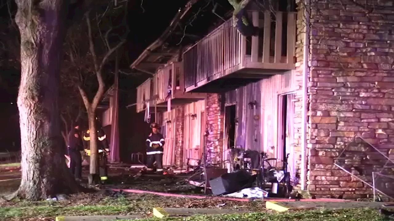 1 killed in Woodstock apartment building fire; 30 displaced