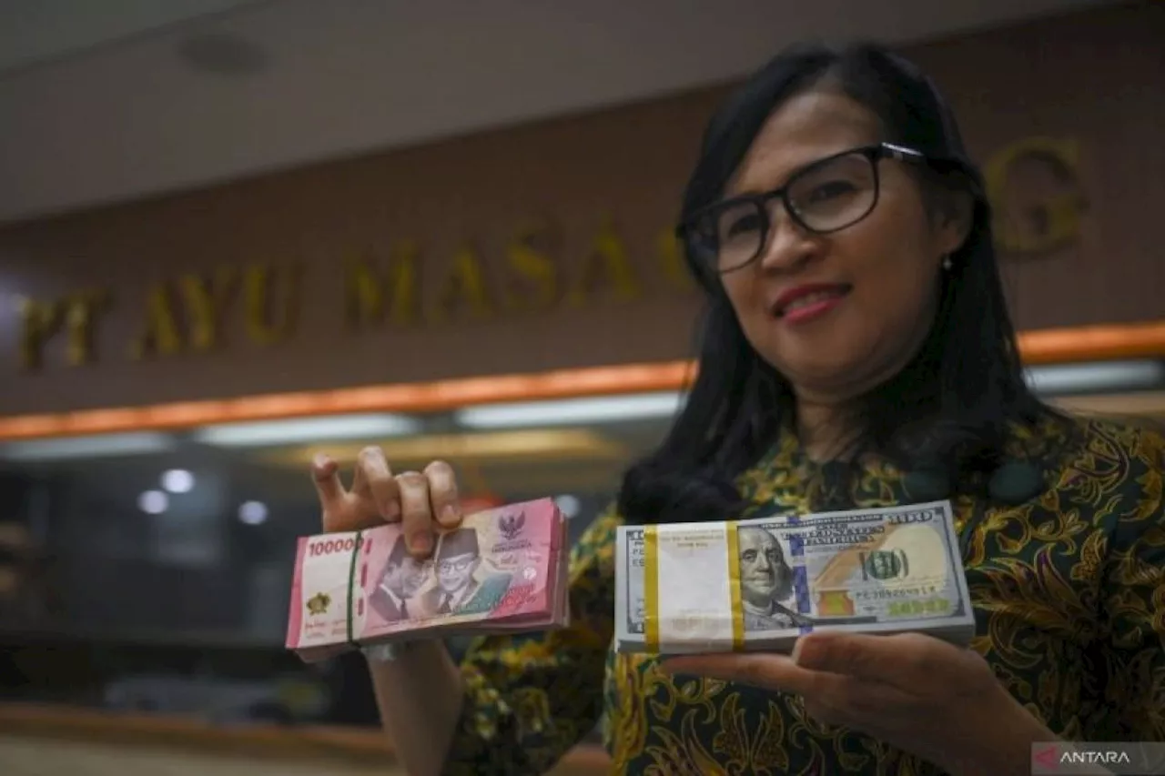 Rupiah turun menjelang rilis inflasi IHK AS