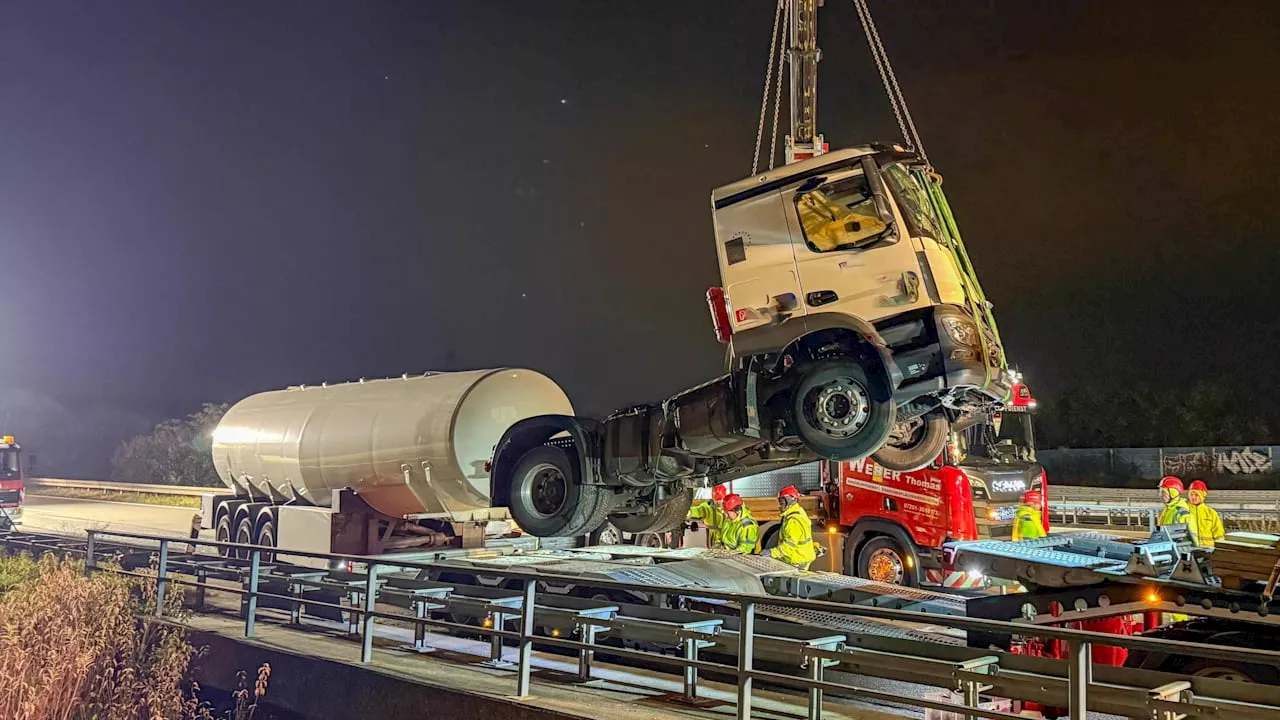 Autobahndreieck Karlsruhe: Lkw kracht in Bus – A8 stundenlang gesperrt