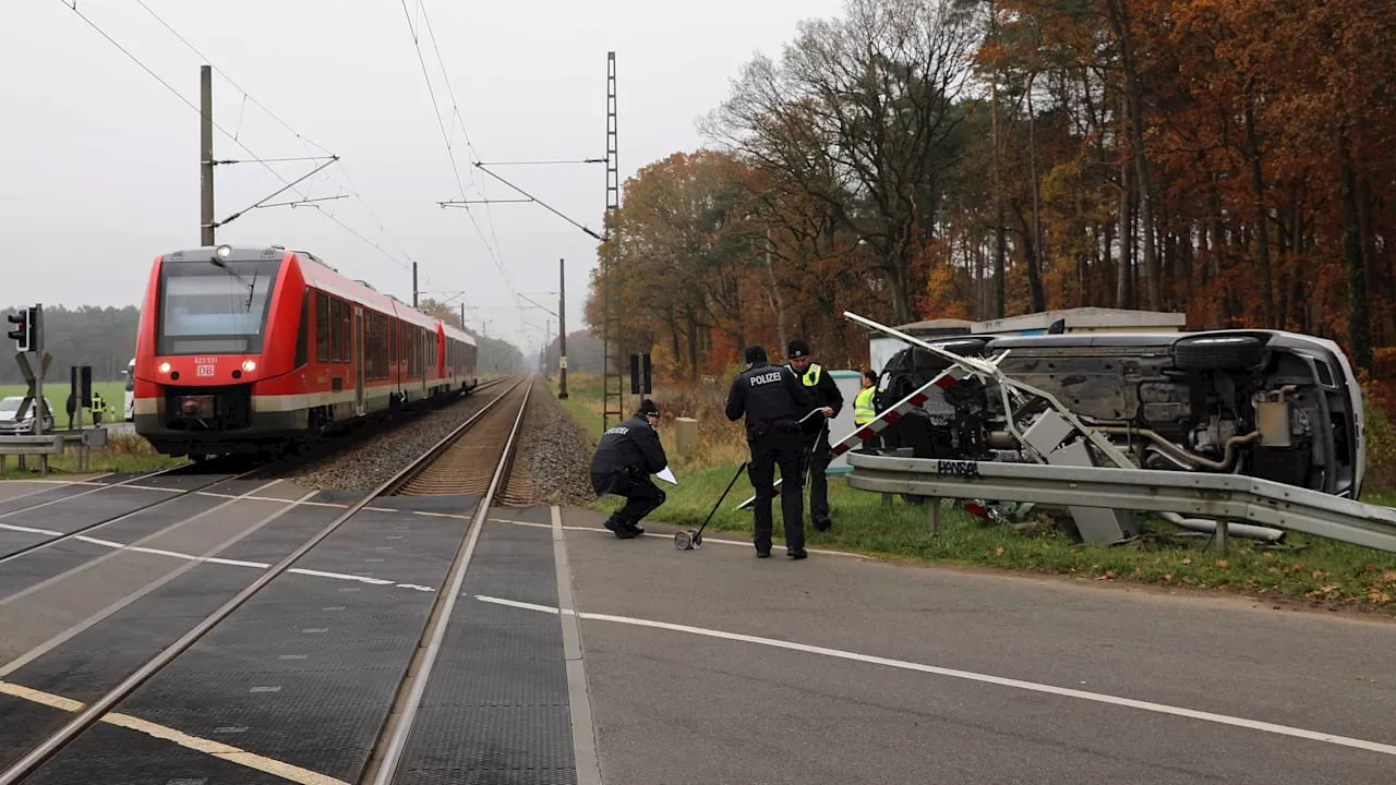 Rentner zerstört Schranke: Bahnverkehr Rostock-Hamburg beeinträchtigt