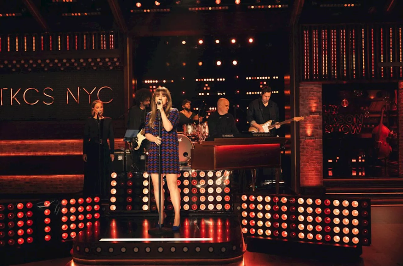 Kelly Clarkson Shows How to ‘Walk Like an Egyptian’ With The Bangles Cover