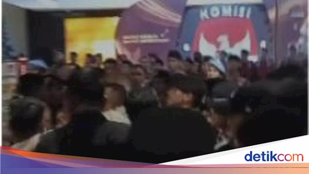 Aksi Saling Dorong Saat Bobby-Surya Tiba di Lokasi Debat Ketiga Pilgub Sumut