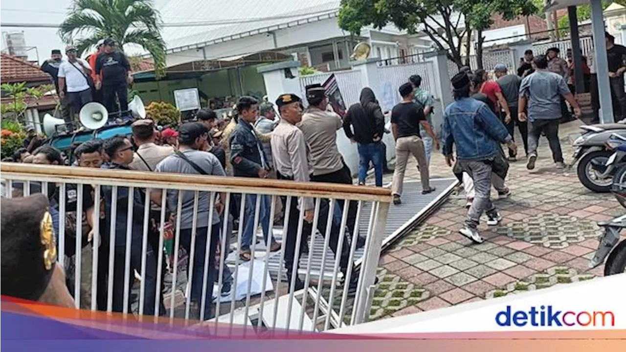 Bawaslu Jember Didemo, Massa Desak Panwascam Tak Netral Dicopot