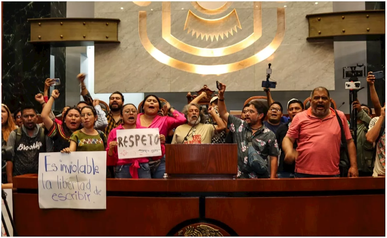 Reporteros toman tribuna del Congreso de Guerrero; exigen respeto a la libertad de expresión y parar amenazas