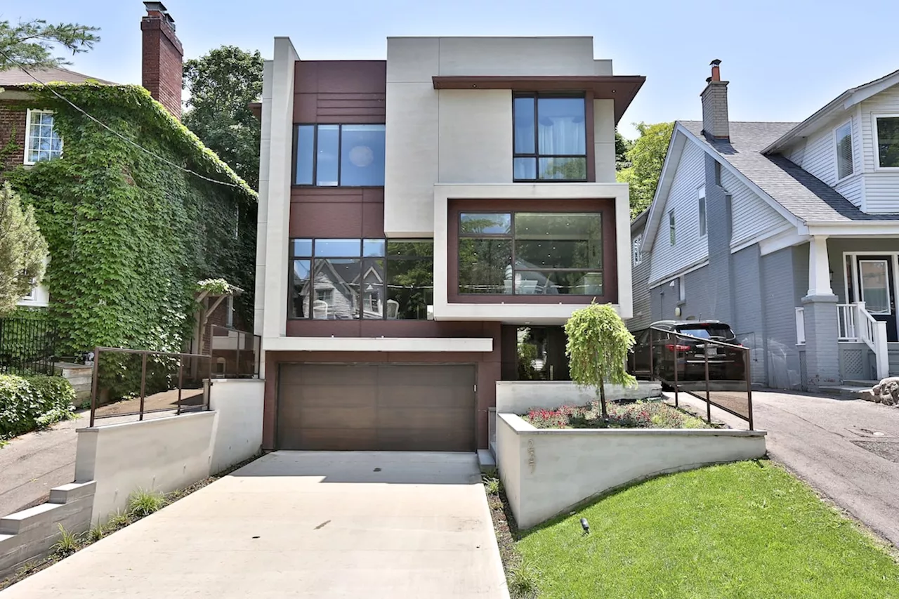 Glass-filled house in midtown Toronto gets $285,000 over asking