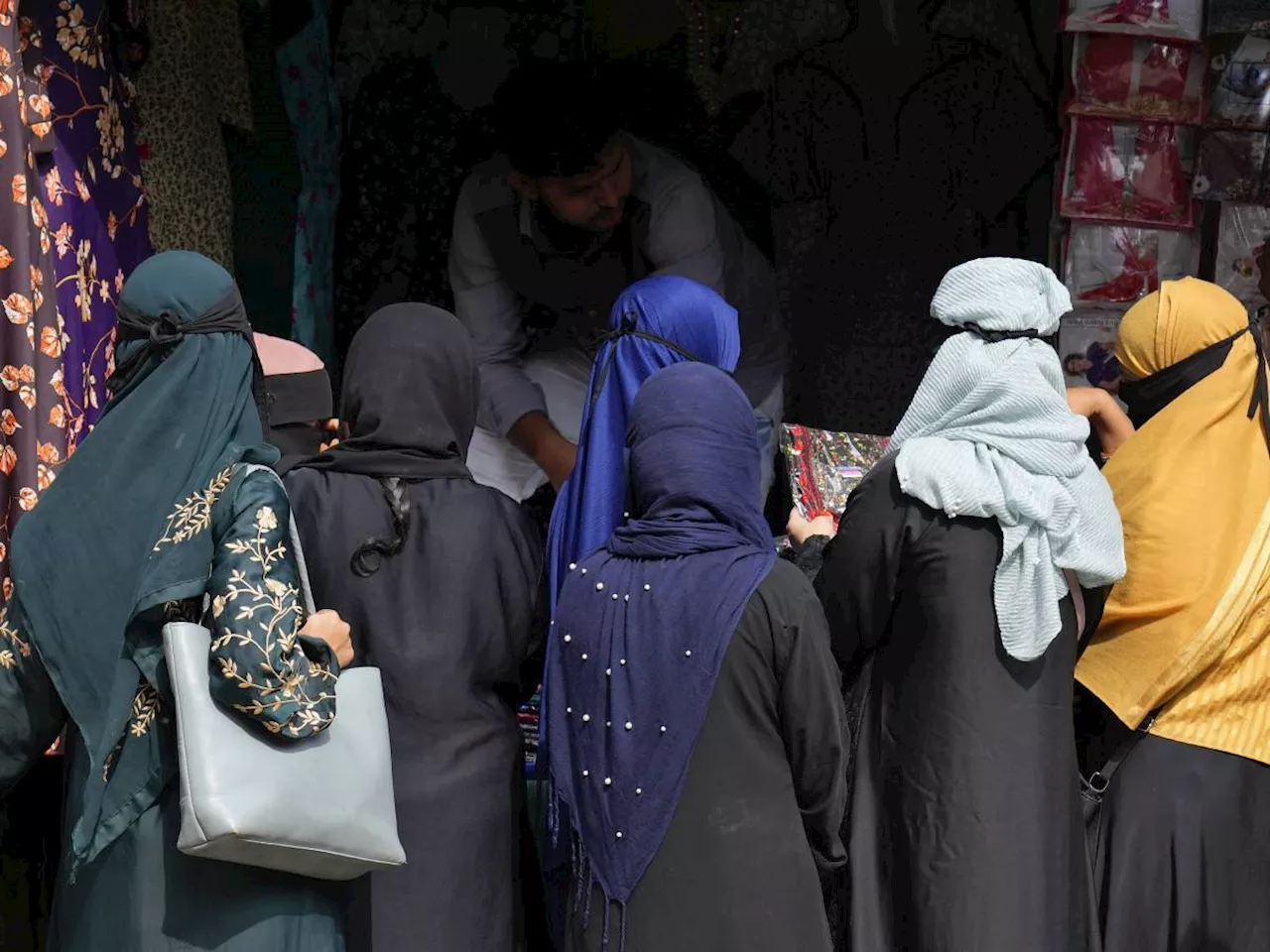 Iran, le donne contro il velo chiuse in una clinica: il silenzio delle femministe