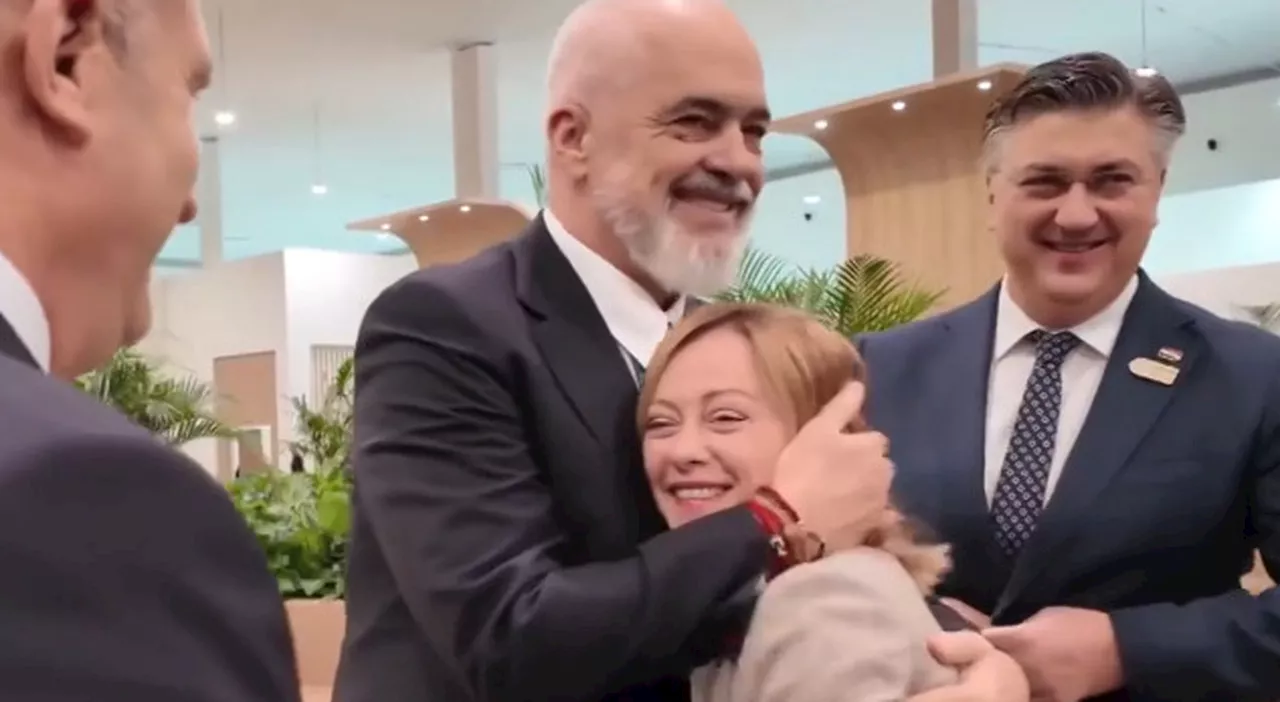 Cop 29, Meloni incontra Edi Rama: lo scherzo e poi l'abbraccio