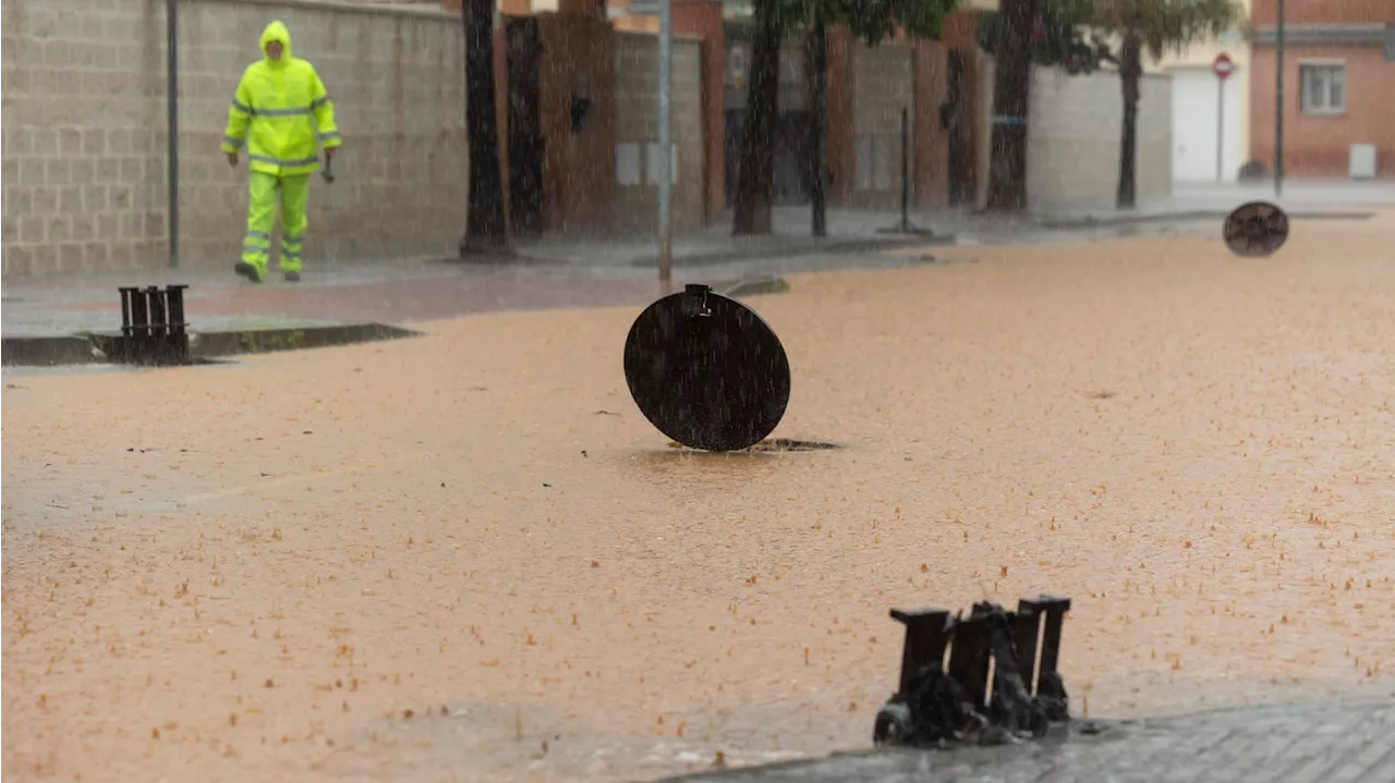 Desalojos de urgencia en Málaga por la fuerte crecida del río Campanillas