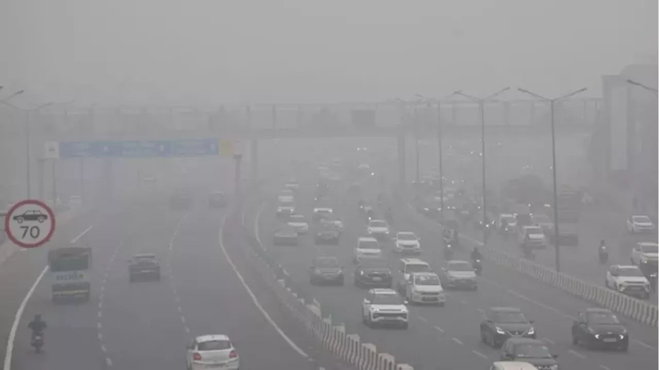 Delhi Weather: दिल्ली में पड़ा इस सीजन का पहला घना कोहरा, IGI पर विजिबिलिटी हुई जीरो