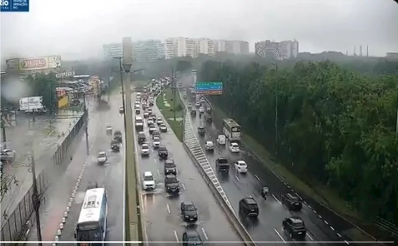 Chuva forte provoca bolsões d'água em vários pontos do Rio