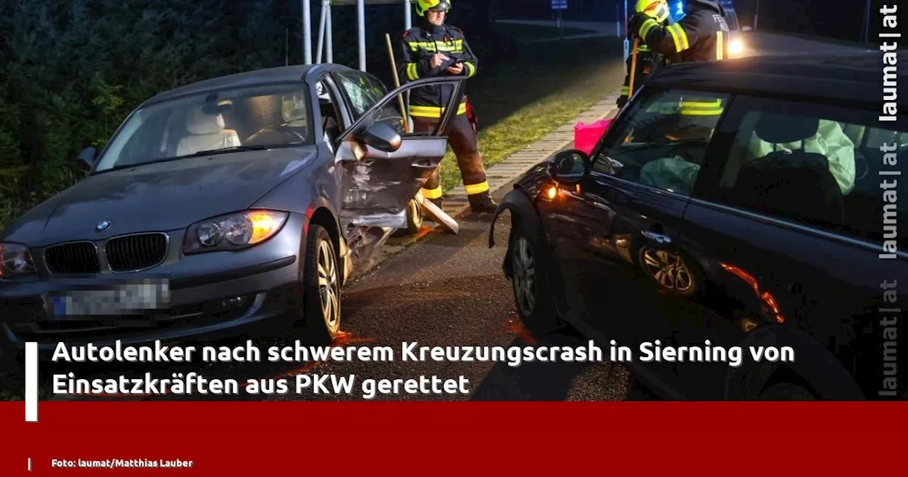 Autolenker nach schwerem Kreuzungscrash in Sierning von Einsatzkr�ften aus PKW gerettet