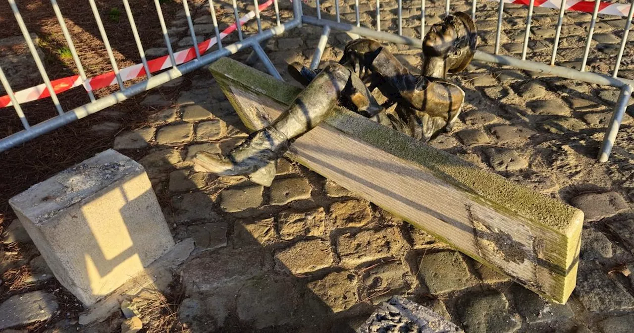 À Nantes, la statue du jeune Jules Verne se retrouve à nouveau à terre