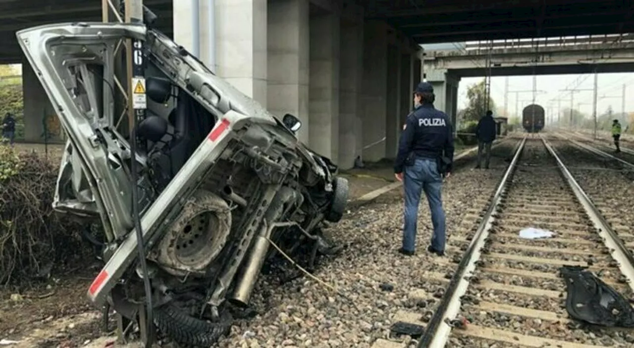 Ragazzi disabili morti nel pulmino travolto da due treni, avevano 18 anni. L’autista patteggia: «Non dichiarò