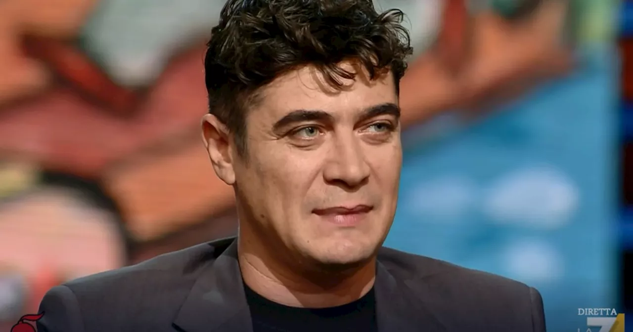 Riccardo Scamarcio rimpiange falce e martello: &#034;Infatti non si chiama più comunista&#034;