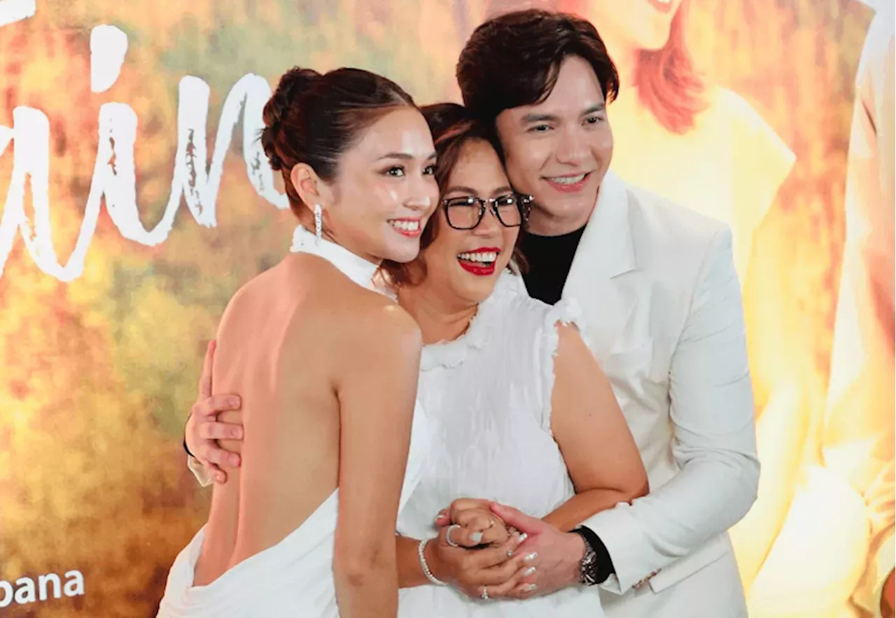 IN PICTURES: Kathryn Bernardo and Alden Richards grace red carpet premiere  of 'Hello, Love, Again' | Philippines