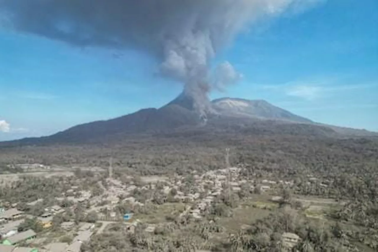 Bandara Ditutup Imbas Erupsi Lewotobi, Ribuan Warga Naik Kapal dari Labuan Bajo