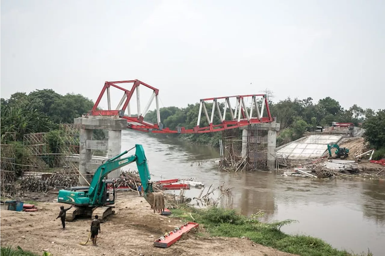 Proyek Pembangunan Jembatan yang Rusak Diterjang Banjir